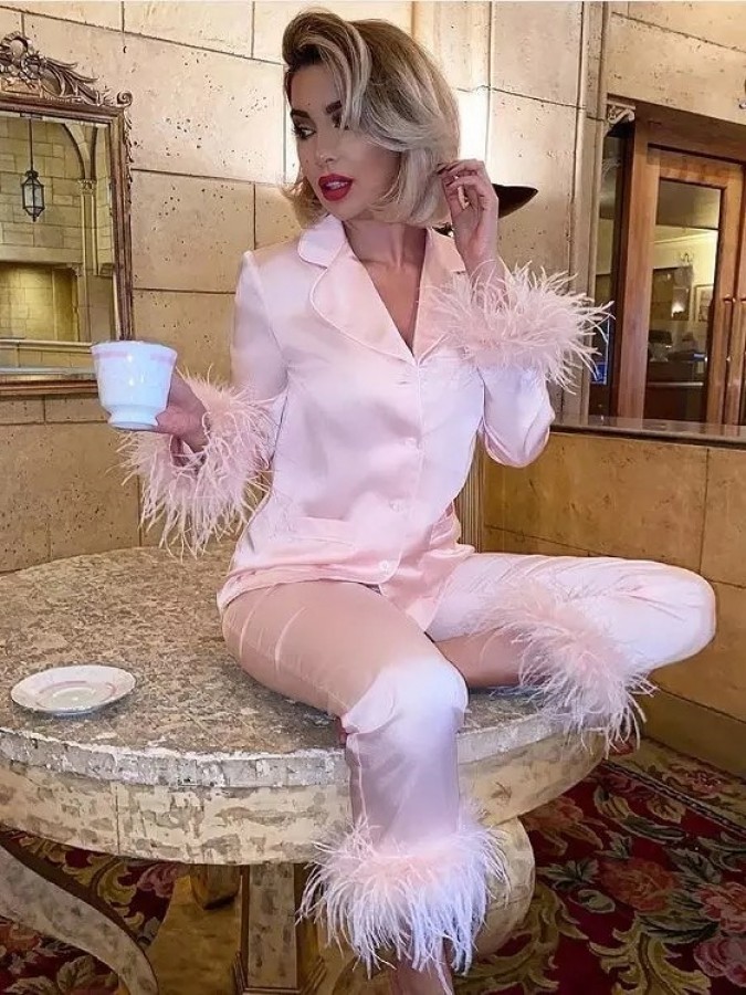 Pijama Luxury Diana din Satin cu pene Roz