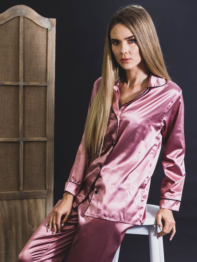 Pijama Luxury din Satin Roz Prafuit inchis cu vipusca neagra cod PJS6